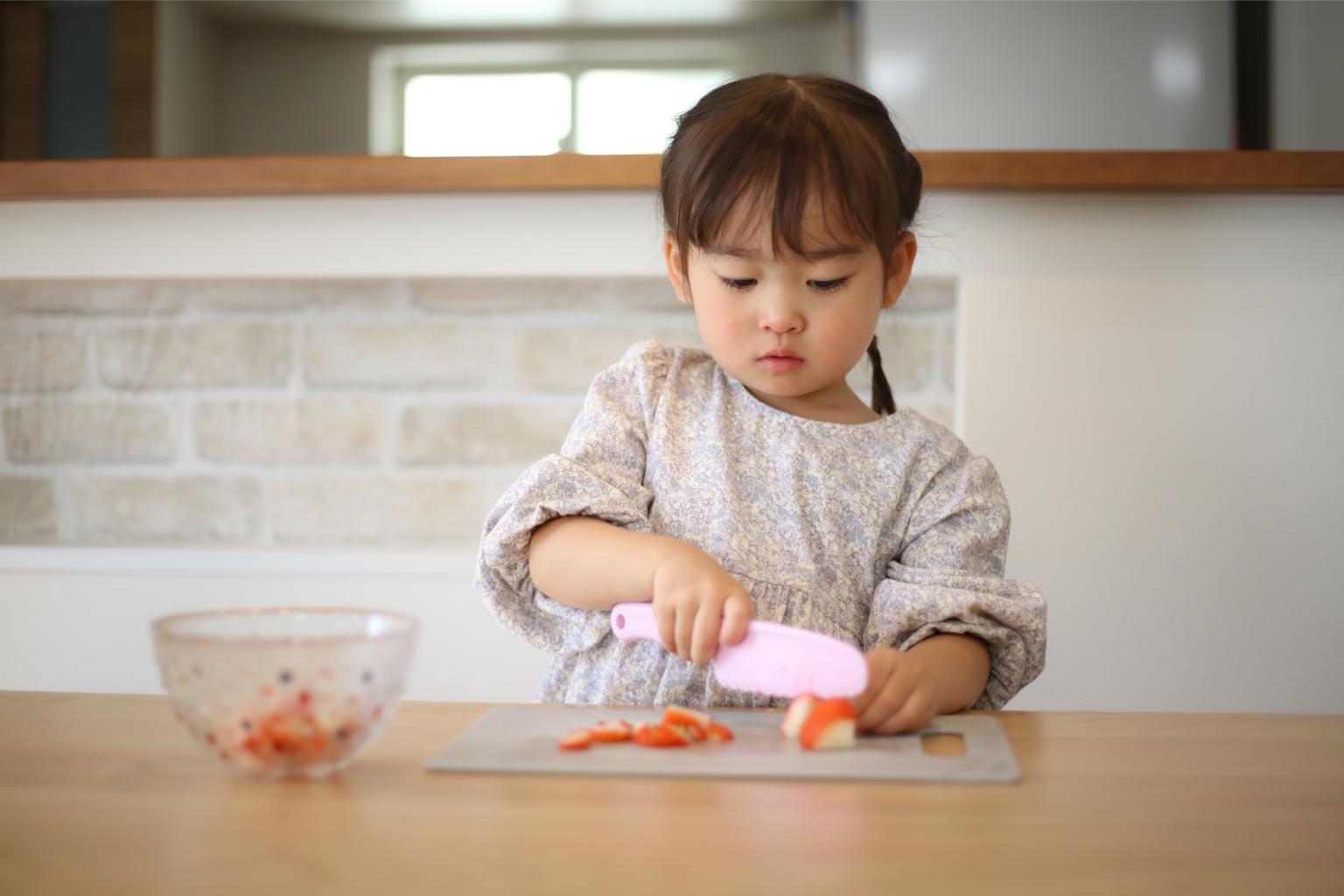 Dạy trẻ cách cầm và sử dụng dao bếp